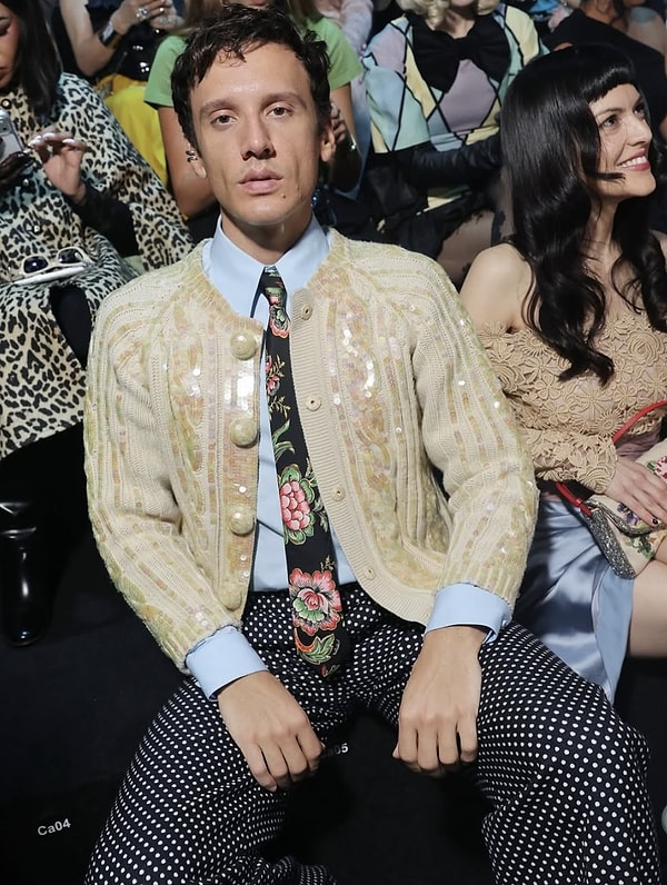Edis, bugün de kombiniyle gündeme oturmayı başardı. Geçtiğimiz saatlerde, Paris Moda Haftası'nda boy gösterdi.