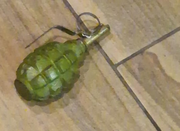 Adana'da bir pastaneye pimi çekilmemiş el bombası atıldı.