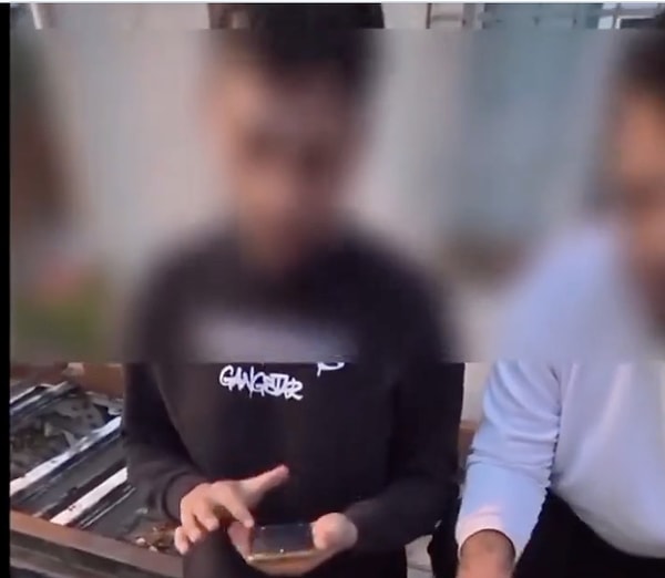 Telefonun kuryeye ait olup olmadığını şifresini sorarak doğrulayan şahıslar kuryeyi polise gitmemeleri konusunda uyardı.