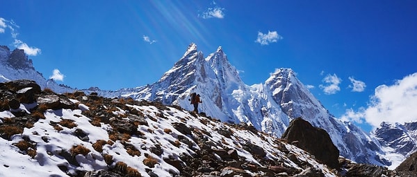 Everest Dağı’nın doğu yamaçlarında etkili olan şiddetli kar fırtınası, bölgedeki kamplarda kalan yüzlerce kişinin mahsur kalmasına neden oldu.