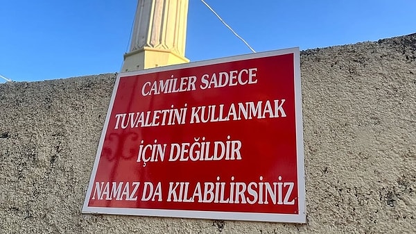 Camilere sadece lavabo kullanmak için uğrayanlar da bu panoyla eleştirildi.
