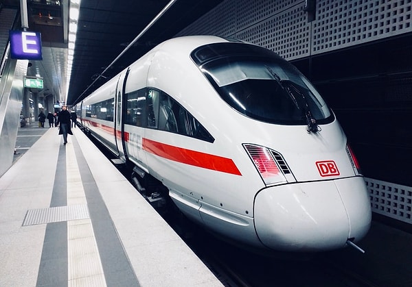 Otomobillerdeki ölümlerin sayısının, trenler ile otobüs, tramvay, metro ve diğer toplu taşıma araçlarındaki ölümlerden yaklaşık 10 kat fazla olduğu tahmin ediliyor.