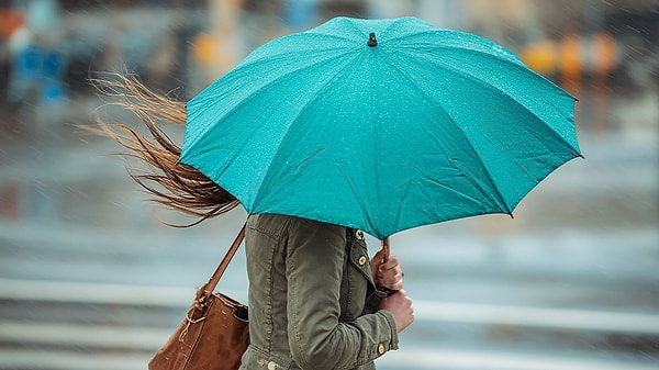 Meteoroloji Genel Müdürlüğü (MGM), yurt genelinde etkili olacak yağışlı havaların bu akşam itibarıyla yurda giriş yapacağı tahmininde bulundu.