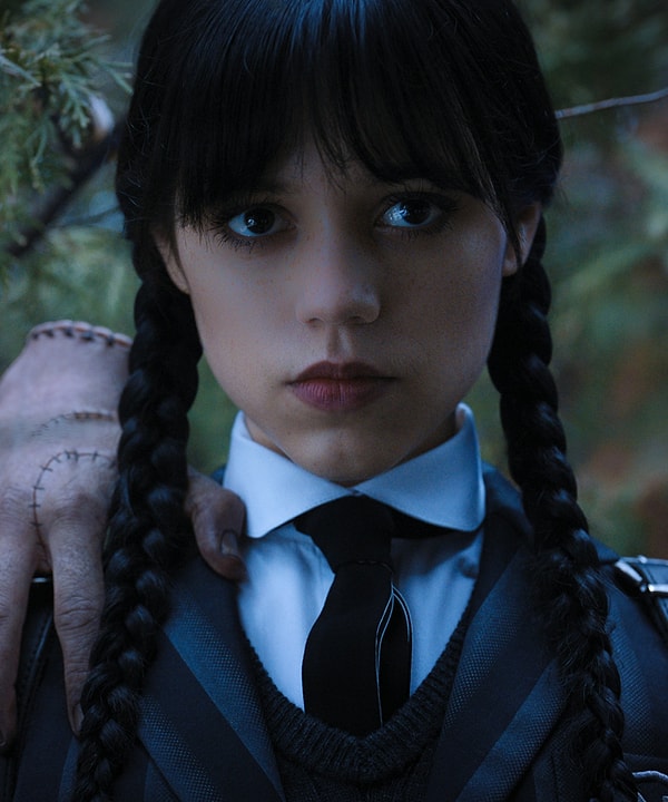 Üçüncü sezon onayı alan, ilk iki sezonuyla da fırtınalar estiren Netflix dizisi Wednesday'i izlemeyen kalmamıştır herhalde!