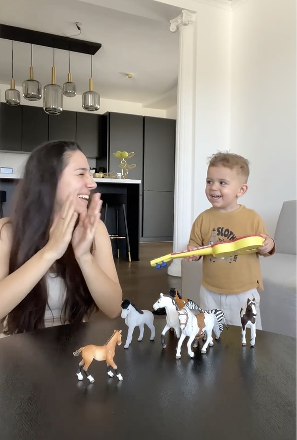 2022 yılına ait bu videoda, Instagram fenomeni içerik üretici Ebru Demir, oğluyla şarkı söylediği anları paylaştı.