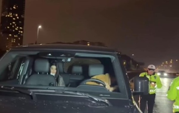 Geçtiğimiz günlerde de lüks aracıyla görüntülenen oyuncu, trafikte polis çevirmesine takıldı.