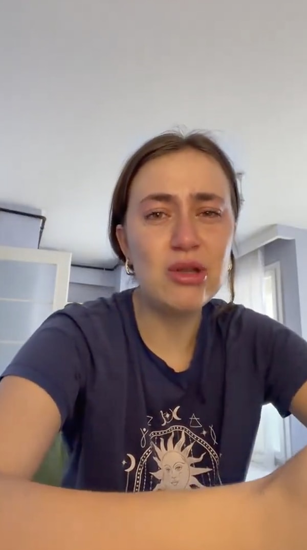 Stajda yaşadıkları yüzünden gözyaşlarını tutamayan genç bir kadının videosu gündem oldu.