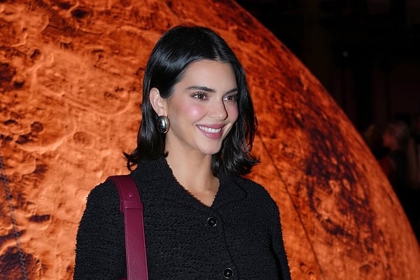 Paris Moda Haftası’nda düzenlenen defileye katılan Kendall Jenner yüzündeki değişimle konuşuldu.