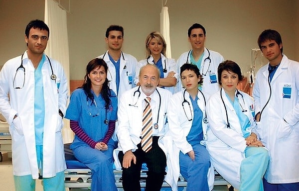 TikTok'taki "Yaşasaydı bayılırdı" akımına şimdi de Doktorlar dizi karakterleri dahil oldu!