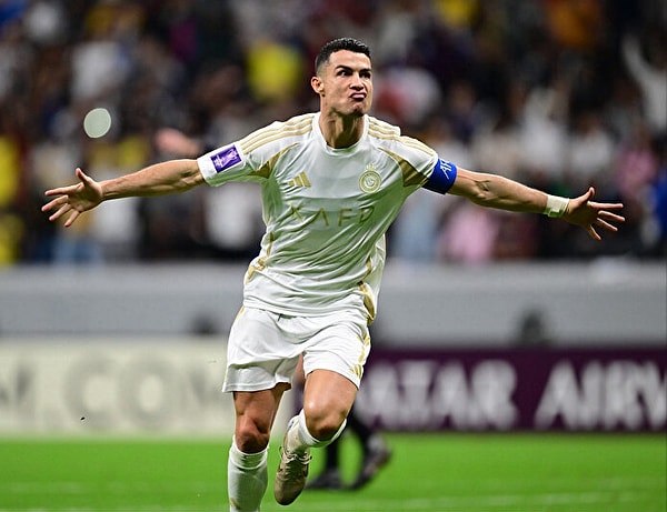 Ronaldo üst üste 3. kez listenin zirvesinde yer aldı.