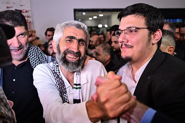 Soykırımcı İsrail, milyonlarca insanın açlığa mahkum edildiği Gazze’ye insani yardım götürmek isteyen Küresel Sumud Filosu’na müdahale ederek aktivistleri gözaltına almıştı.