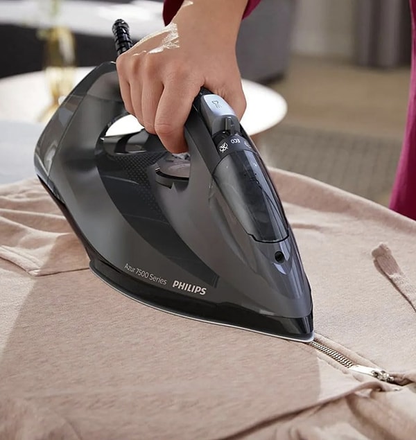 Philips Azur Steam Iron 3200W Buharlı Ütü, saf gücü ve hassas buhar kontrolünü bir araya getirerek ütü yapmayı zahmetten keyfe dönüştürüyor.