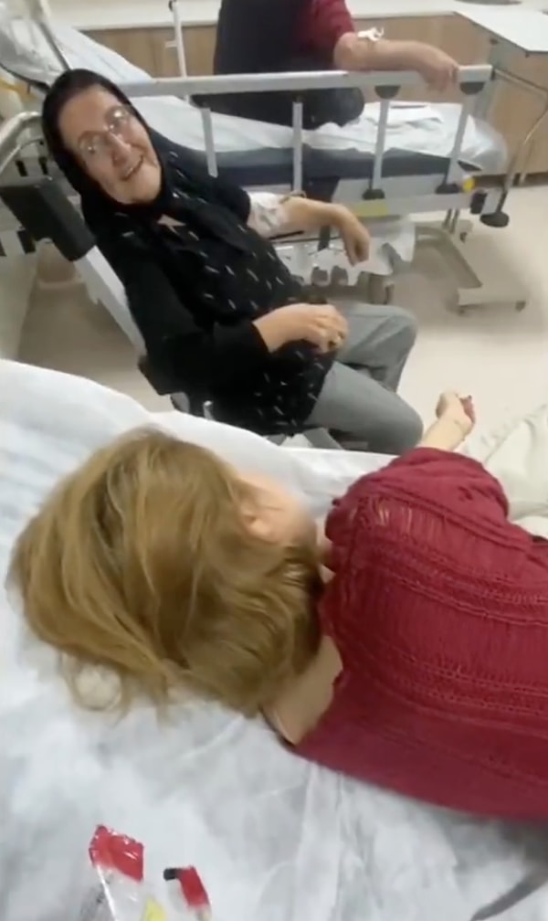 Serum taktırmak için hastaneye giden bir genç kız, hastanedeki yaşlı teyzenin radarına takıldı.