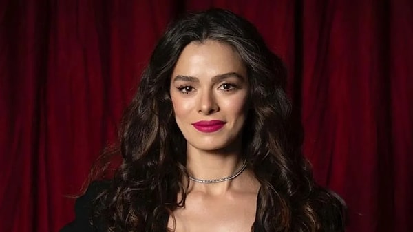 Özge Özpirinçci Kimdir?