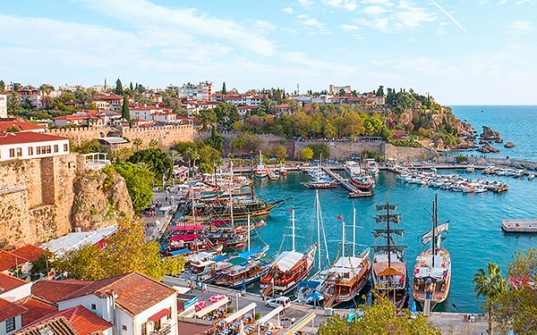 Ayrı yürütülen kara para aklama soruşturmasında ise uluslararası tur operatörü N.K. ile kız kardeşi E.K. gözaltına alındı.