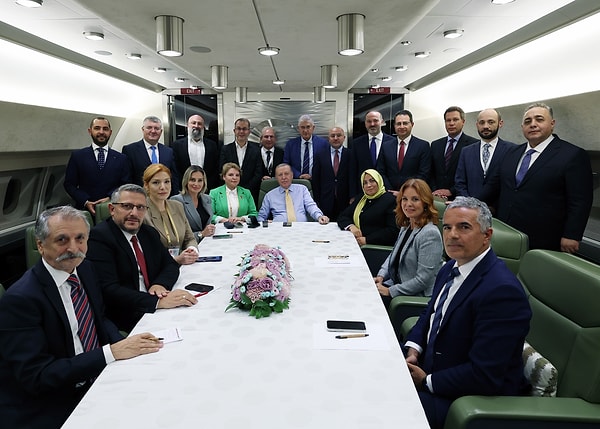 Cumhurbaşkanı Recep Tayyip Erdoğan, Azerbaycan ziyaretinin düşünüşünde uçakta gazetecilere açıklamalarda bulundu.