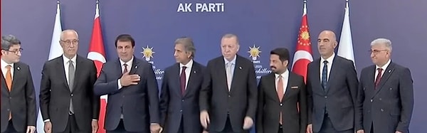 AKP grup toplantısında 7 belediye başkanı da partiye katıldı.