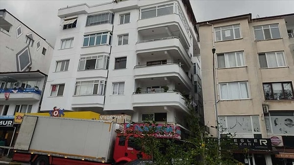 Ünlü şarkıcı Güllü, 26 Eylül 2025 tarihinde Çınarcık ilçesi Harmanlar Mahallesi Vali Akı Caddesi’ndeki apartmanın 5. katındaki kapalı terasta Güllü, kızı ve arkadaşıyla eğlendiği sırada pencereden düşerek hayatını kaybetmişti.