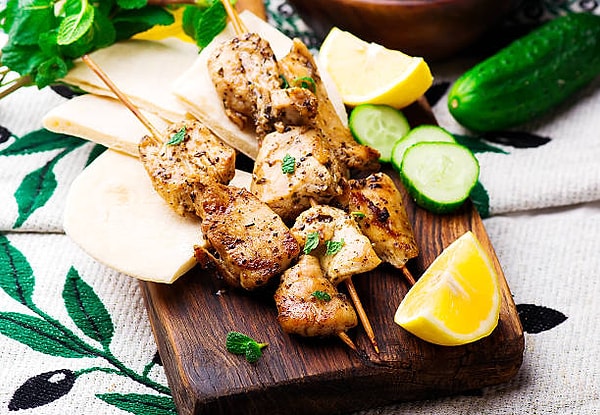 8. Mini Tavuk Şiş ve Ispanaklı Mini Börek