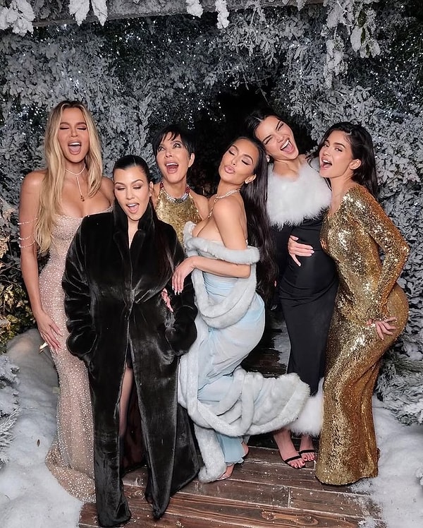 Kardashian'ların patron annesi, Kardashian ailesinin tüm üyelerinin ultra başarısının mimarı Kris Jenner'ı duymuşsunuzdur herhalde.