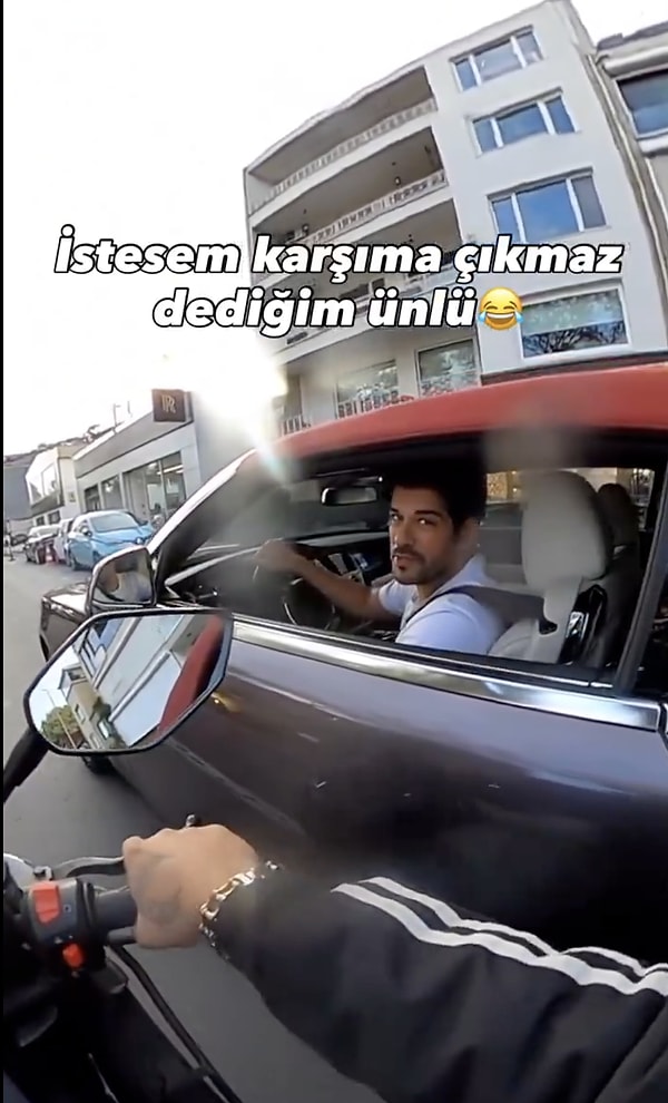 Trafikte Burak Özçivit'le karşılaşan motorcu bir gencin diyalogu sosyal medyada gündem oldu.
