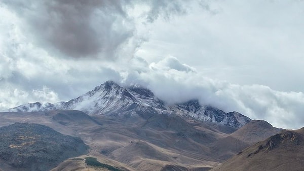 Erciyes Dağı, mevsimin ilk karının yağması ile beyaza büründü.