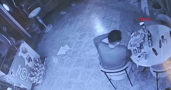 Hiçbir şey almadığı dükkanda sadece atıştırmalıklarla ayrıldı.