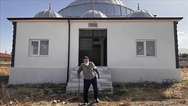 Aksaray'ın Osmancık ilçesine bağlı Ozancık köyünde yaşayan 7 çocuk babası 76 yaşındaki Mustafa Köse, hayatı boyunca biriktirdiği arsaları satarak köyüne cami yaptırdı.
