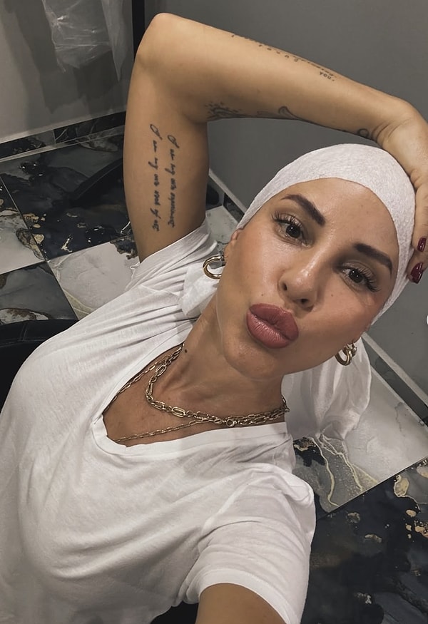 Ancak Ünal, geçtiğimiz saatlerde Instagram hesabından yaptığı açıklamayla sevenlerini endişelendirdi.