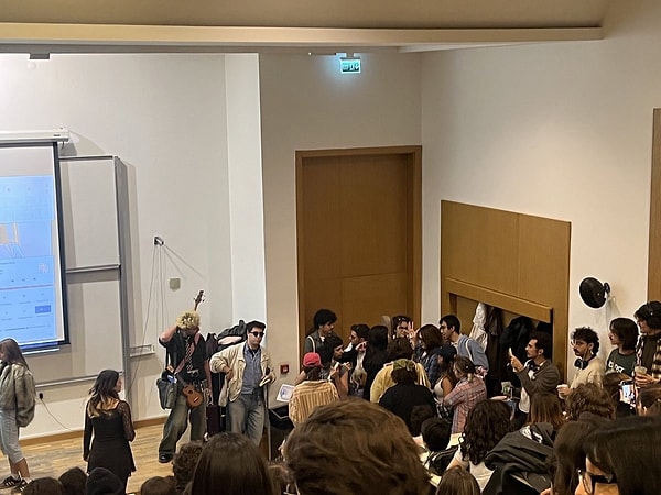 Adından da anlaşılacağı üzere, performatif erkek kadınların beğenisini kazanmak için sahte feminist tavır takınan erkeklere deniyor.