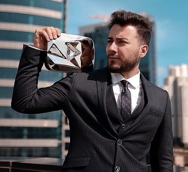 Enes Batur, Türkiye'nin en tanınmış YouTuber'larından biri olarak uzun yıllar boyunca sürdürdüğü sosyal medya macerasında milyonlarca takipçiye ulaşmıştı.