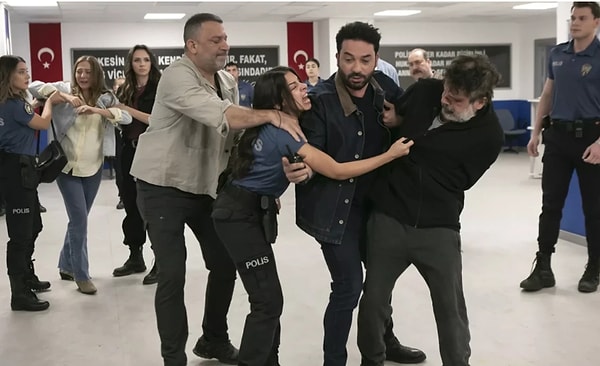 Arka Sokaklar, Total grubunda gecenin lideri olarak, 10 ekim günü yayınlanan bölümüyle 6,71 reytingle 1. sırada yer aldı.