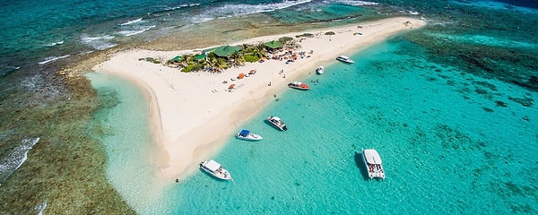 Turizme bağımlı ekonomisi kasırgalarla sık sık sarsılan Anguilla için bu dijital gelir hayati önem taşıyor.
