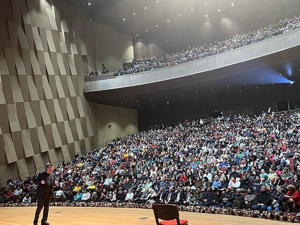 Alişan Kapaklıkaya'nın Kocaeli Kitap Fuarı'ndaki bu içten paylaşımı, edebiyatın yaraları iyileştirmedeki gücünü bir kez daha ortaya koydu.