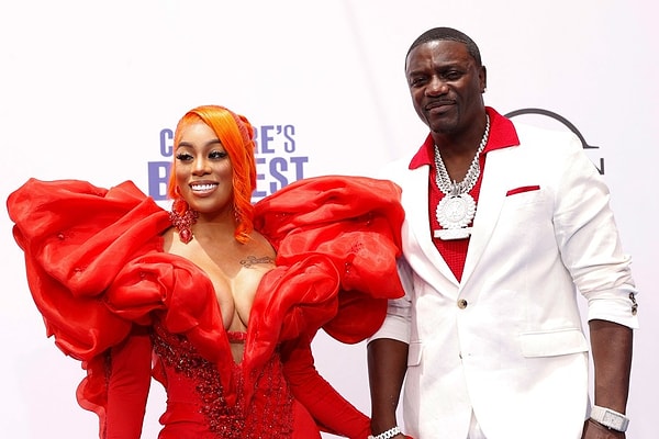 World-renowned R&B star Akon's wife, Tomeka Thiam, demanded a compensation of 100 million Euros in the divorce process.