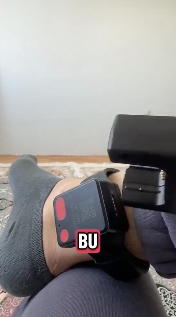 Bir ev hapsi mahkumu, evde elektronik kelepçeyle nasıl duş aldığını anlattı.