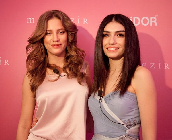 Medcezir, 2013-2015 yılları arasında yayınlanmış Türk televizyon tarihinin en popüler dizilerinden biri olmayı başarmış, kadro ve oyuncuların arasındaki ilişki çok sevilmişti.