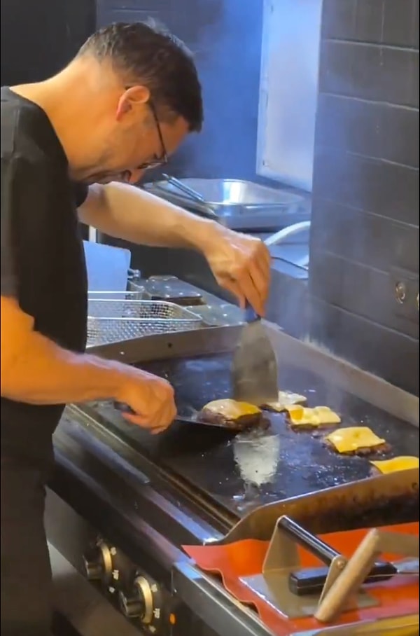 İstanbul'daki bir hamburgercinin çalışma şekli ve özellikle fiyat listesi sosyal medyada gündem oldu.