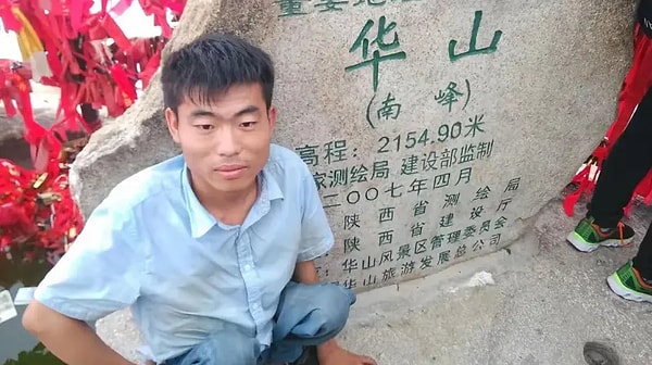 Born into a poor farming family in China's Henan region, Li Chuangye became unable to walk after contracting polio at seven months old.