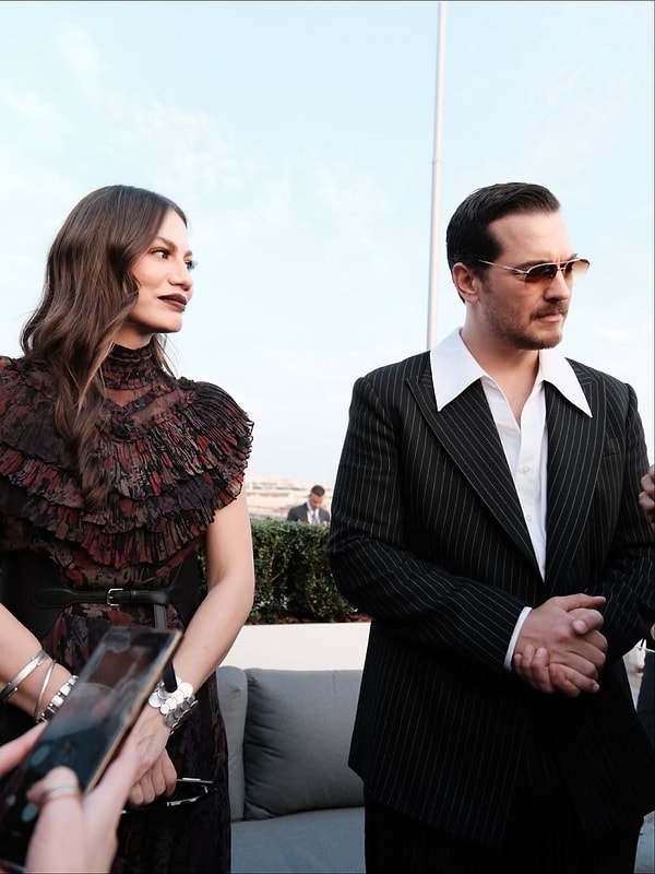 Eşref Rüya’nın yıldız isimleri Çağatay Ulusoy ve Demet Özdemir Cannes'da gerçekleşen etkinlik sırasında, kırmızı halıyı adeta şova çevirdi.