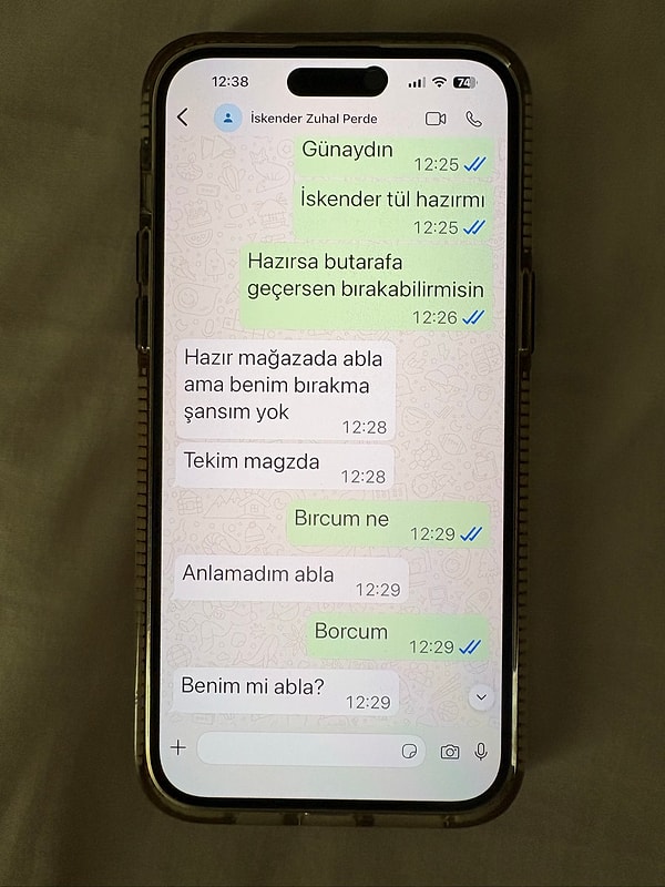 Kahramanımız perdeci İskender'e tülünün hazır olup olmadığını sordu.