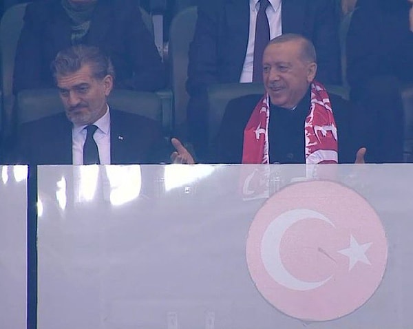 Yunus’un golüyle Türkiye’nin 3-0 öne geçtiği golden sonra protokol tribünü