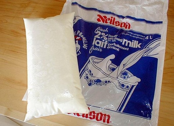 Kanada’da süt poşetleri ilk kez 1967’de DuPont adlı gıda ve ambalaj şirketi tarafından tanıtıldı.