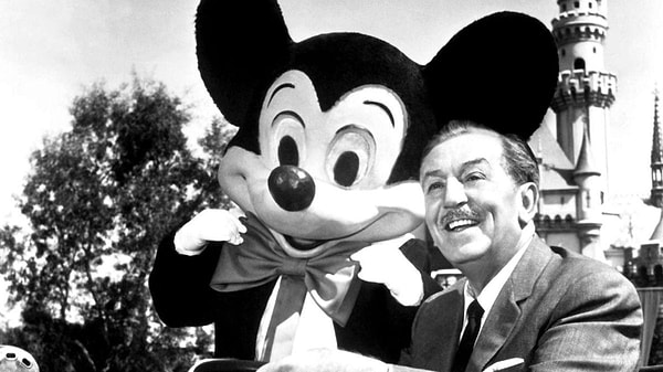 Walt Disney, ilk büyük başarılarının ardından anne ve babasına yeni bir ev hediye etti. Ancak bu mutluluk uzun sürmedi.