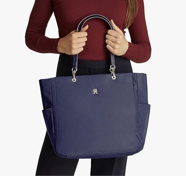 Tommy Hilfiger Kadın Çanta, zamansız şıklığın modern yorumu.