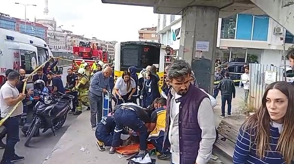 İstanbul Çekmeköy’de sürücünün direksiyon hakimiyetini kaybettiği İETT otobüsü dehşet açtı.