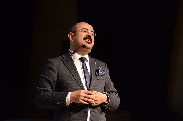 İletişim Uzmanı İsmail Yolcu'ya göre platformda hem YKS hem de LGS öğrencileri için bolca deneme sınavı var.