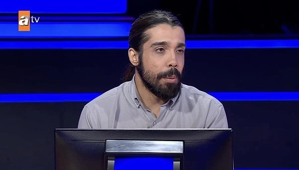 Mücahit Kandemir, 19 yaşındayken sporda baş aşağıya mekik çektiği esnada boynunun üzerine düşüp felç kalmıştı.