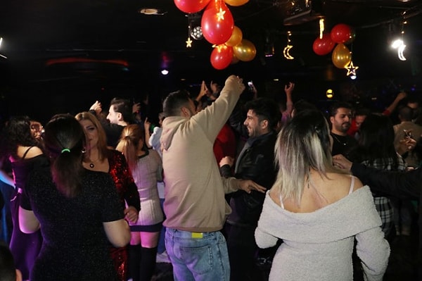 Van ekonomisinin yaklaşık yüzde 63'ünün hizmet sektörüne dayandığını ve turizmin esnaf için hayati bir gelir kaynağı olduğunu vurgulayan Çeliktaş, bölgenin potansiyelini artırmak için atılması gereken adımlara dikkat çekti.