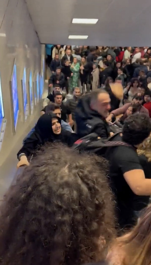 Kadıköy metrosunda yürüyen merdivenlerde yaşanan kavga, bir vatandaş tarafından saniye saniye kayda alındı.